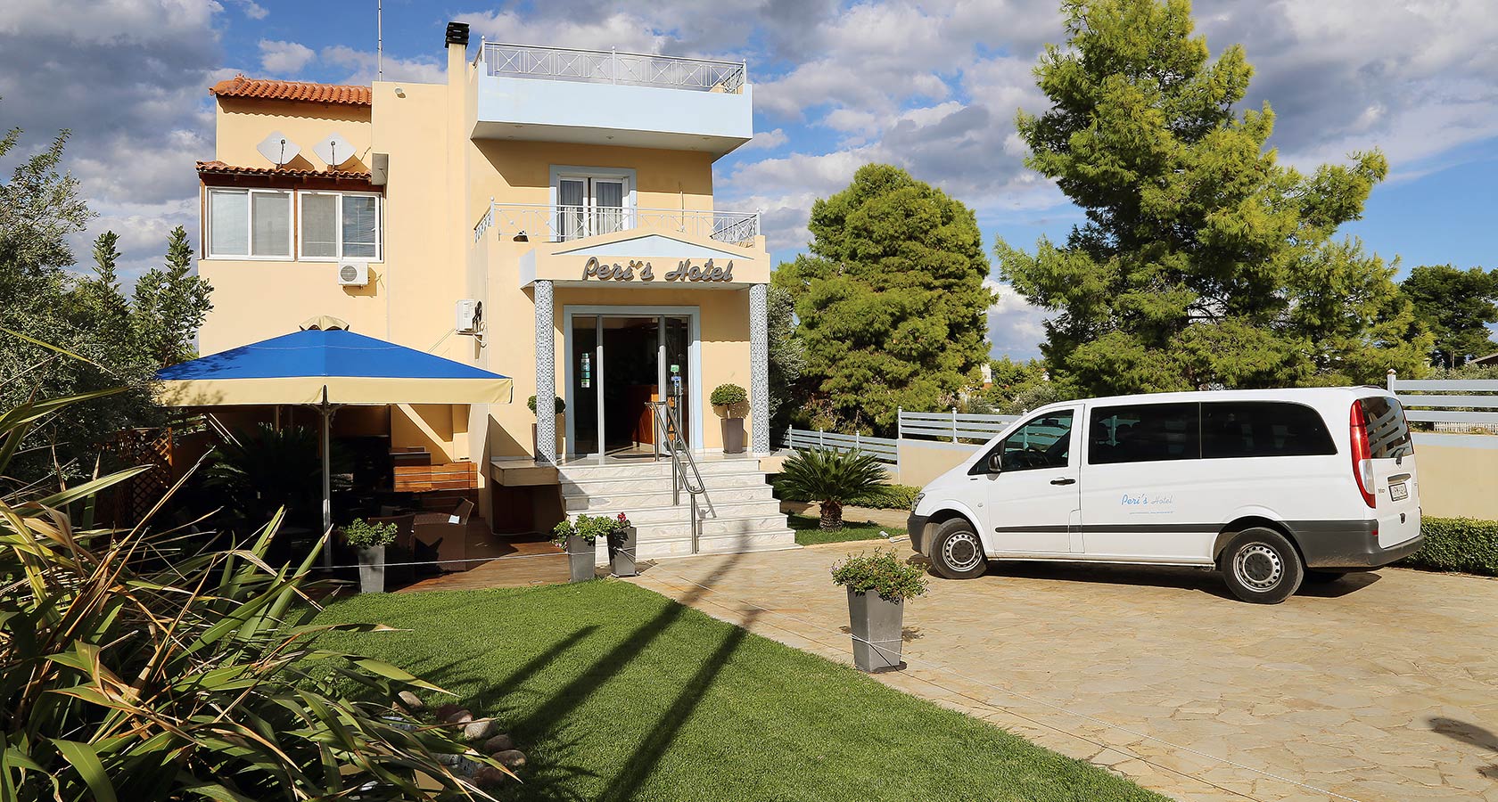 Peris Hotel à Artemis (Artemida) - Vue extérieure